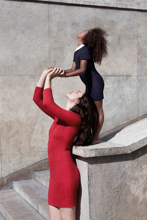 優雅針織運動 法國針織服裝品牌petit優雅的廣告作品,模特身穿連衣裙,條紋polo衫和合身的禮服